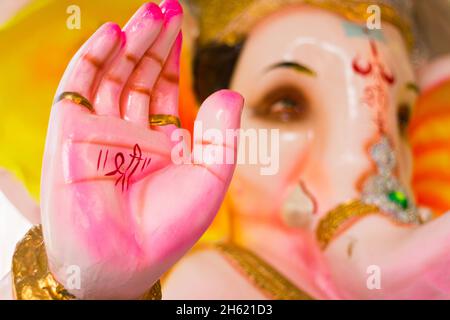 Primo piano a portata di Dio Ganesha colorata statua elefante per celebrare il Festival Hindu Ganesha Chaturthi in India. Figura di religione di induismo Foto Stock