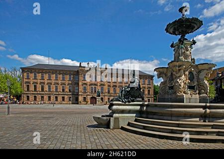 piazza del mercato, paulibrunnen, 1886, castello margraviale barocco, costruito 1700-1704, bruciato nel 1814, sede dell'università friedrich-alexander dal 1825, monumento margravio, 1843, erlangen, baviera, germania Foto Stock