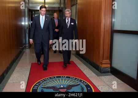 Reportage: Il segretario alla difesa Mark Esper ospita il ministro degli Affari esteri dell'India, il dottor Subrahmanyam Jaishankar, al Pentagono, Washington, D.C. 2 ottobre 2019. Foto Stock