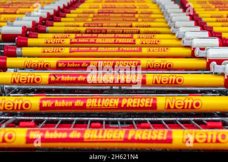 filiale della società netto di schwabmünchen con carrelli impilati Foto Stock