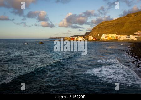 Mare ondulato sulla costa settentrionale dell'isola di Gran Canaria al tramonto. Bellissimo paesaggio al crepuscolo nella cittadina delle Isole Canarie, Spagna. Turismo, concetto estivo Foto Stock