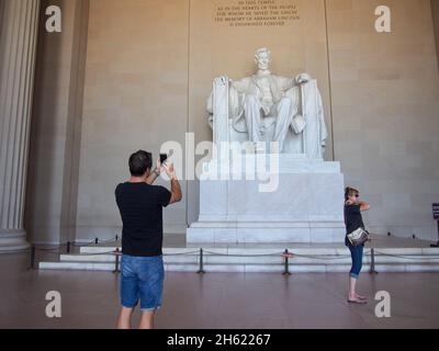 Turisti in visita al Lincoln Memorial a Washington, D.C., USA, 2021 © Katharine Andriotis Foto Stock