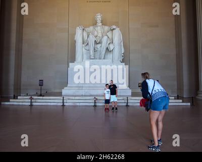 Madre fotografando i suoi figli di fronte al Lincoln Memorial a Washington, D.C., USA, 2021 © Katharine Andriotis Foto Stock