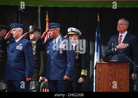 New York City, Stati Uniti d'America. 11 novembre 2021. Il capo dello staff dell'aeronautica degli Stati Uniti Gen. CQ Brown, Jr., centro, si unisce al sindaco Bill de Blasio in un saluto durante la 102a Parata annuale del Veteran's Day, 11 novembre 2021 a New York City, New York. Credito: TSgt. Ryan Conroy/USCG Photo/Alamy Live News Foto Stock