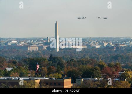 Washington, Stati Uniti d'America. 11 Nov 2021. Washington, Stati Uniti d'America. 11 novembre 2021. Gli elicotteri Black Hawk dell'esercito degli Stati Uniti UH-60 volano una formazione dell'uomo mancante sopra il cimitero nazionale di Arlington ed il monumento di Washington in onore del giorno dei Veterans, 11 novembre 2021 a Washington, DC accreditamento: MSgt. Nicholas Priest/U.S. Army Photo/Alamy Live News Foto Stock