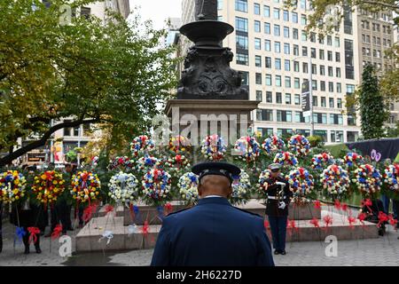 New York City, Stati Uniti d'America. 11 novembre 2021. Il capo del personale dell'aeronautica degli Stati Uniti Gen. CQ Brown, Jr., parla durante una cerimonia di cerimonia che segna il giorno dei Veterans a Madison Square Park, 11 novembre 2021 a New York City, New York. Credito: TSgt. Ryan Conroy/USCG Photo/Alamy Live News Foto Stock