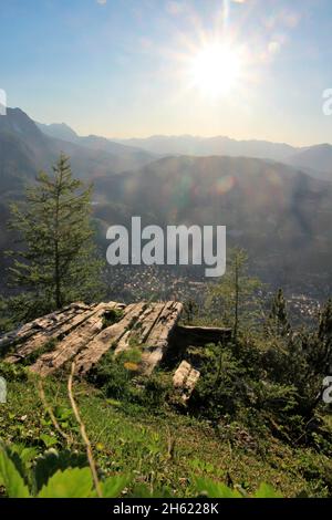 posti a sedere, punto panoramico, di fronte alle montagne di wetterstein, kranzberg, al sole, fotografato alla capanna del mittenwalder sul karwendel, mittenwald, alta baviera, valle isar, baviera, germania, europa Foto Stock