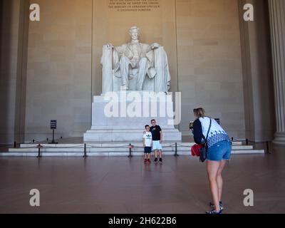 Madre fotografando i suoi figli di fronte al Lincoln Memorial a Washington, D.C., USA, 2021 © Katharine Andriotis Foto Stock
