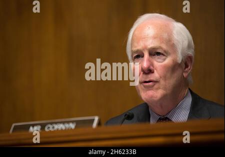 Il senatore John Cornyn fa le sue osservazioni iniziali in qualità di Vice Executive Assistant Commissioner, Office of Field Operations, John Wagner e altri testimoni si preparano a testimoniare dinanzi alla sottocommissione giudicaria del Senato sulla sicurezza delle frontiere e l'immigrazione durante un'audizione sugli straordinari visti a Washington, D.C., 12 luglio 2017. Foto Stock