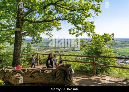 europa,germania,baden-wuerttemberg,regione di schönbuch,herrenberg,la famiglia fa una pausa al punto di vista di grafenberg con una vista dell'ammertal Foto Stock