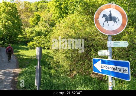 europa,germania,baden-wuerttemberg,regione di schönbuch,herrenberg,varie insegne con escursionisti sullo sfondo Foto Stock