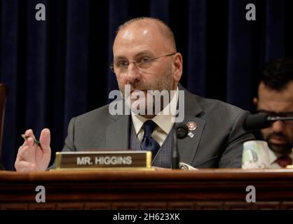 Il Rep. Clay Higgins si interroga sul vice commissario statunitense per le dogane e la protezione dei confini Robert E. Perez durante la testimonianza davanti alla sicurezza dei confini, facilitazioni, E Operations Subcommittement del House Homeland Security Committee in un'audizione per esaminare la richiesta di bilancio dell'anno fiscale 2020 per la protezione doganale e di frontiera degli Stati Uniti, l'immigrazione e l'applicazione doganale degli Stati Uniti, e la cittadinanza degli Stati Uniti e servizi di immigrazione a Washington, D.C., 9 maggio 2019. Foto Stock