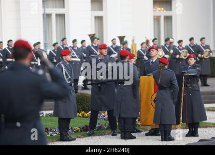 Bonn, Germania. 12 novembre 2021. I soldati prendono i voti davanti a Villa Hammerschmidt. 50 soldati del Battaglione di Difesa della NBC 7 di Höxter e del Battaglione di Difesa della NBC 750 di Bruchsal hanno emesso i loro voti solenni presso la residenza ufficiale del Presidente Federale a Bonn. Credit: Oliver Berg/dpa/Alamy Live News Foto Stock