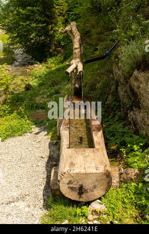 Appenzell, Svizzera, 13 giugno 2021 acqua dolce fluisce da una piccola fontana in montagna Foto Stock