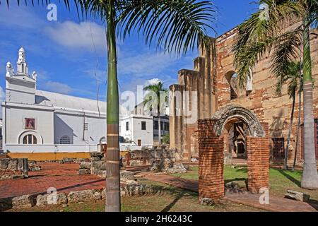 Ospedale San Nicolás de Bari e Iglesia Nuestra Señora de la Altagracia nel Colonial Ciudad della città di Santo Domingo, Repubblica Dominicana Foto Stock