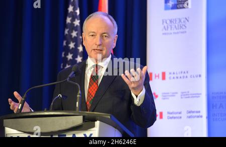 Il Ministro della Difesa nazionale canadese Rob Nicholson parla ai giornalisti durante una conferenza stampa dopo che lui e il Segretario della Difesa Chuck Hagel hanno firmato un memorandum d'intesa intitolato 'quadro di cooperazione' al Forum Internazionale della sicurezza di Halifax, Canada, 22 novembre 2013. Foto Stock