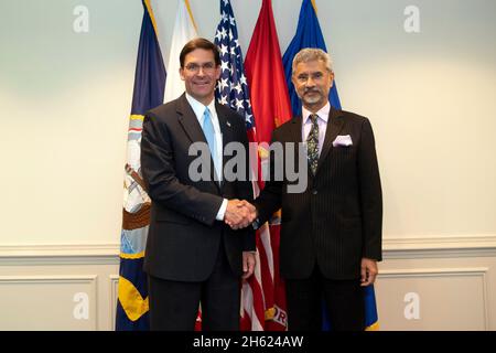 Reportage: Il segretario alla difesa Mark Esper ospita il ministro degli Affari esteri dell'India, il dottor Subrahmanyam Jaishankar, al Pentagono, Washington, D.C. 2 ottobre 2019. Foto Stock
