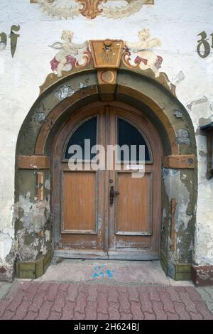 l'inn 'zur blaue traube' a scharnitz, chiuso per anni, tende a decadere urbano Foto Stock