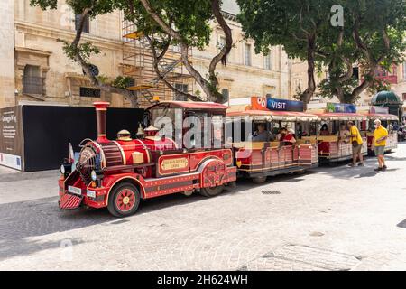 Il treno rosso Malta Fun Train - fiume Muson 1894. Un treno turistico stradale a la Valletta, Malta Foto Stock