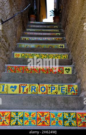 Tipica scalinata in ceramica a Tropea Foto Stock