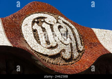 Mosaico simbolo del Parco Guell a Barcellona progettato dall'architetto Antoni Gaudi Foto Stock