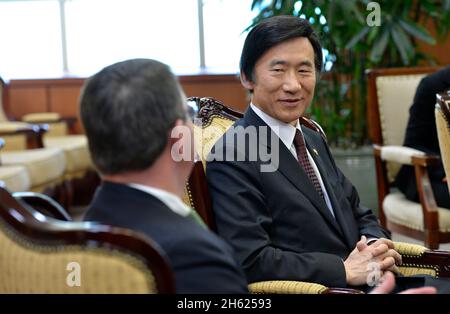 Yun Byung-se, ministro degli Affari esteri e del Commercio della Corea, parla con il vice segretario alla difesa Ashton carter mentre si incontrano a Seoul, Corea del Sud, il 18 marzo 2013. Foto Stock