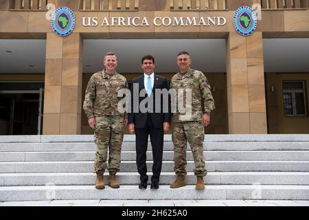 Reportage: Il Segretario della Difesa Dr. Mark T. Esper incontra il comandante del comando europeo degli Stati Uniti, Air Force Gen. Tod D. Wolters (a sinistra), e il comandante del comando dell'Africa degli Stati Uniti, Army Gen. Stephen Townsend, Stoccarda, Germania, 5 settembre 2019. Foto Stock