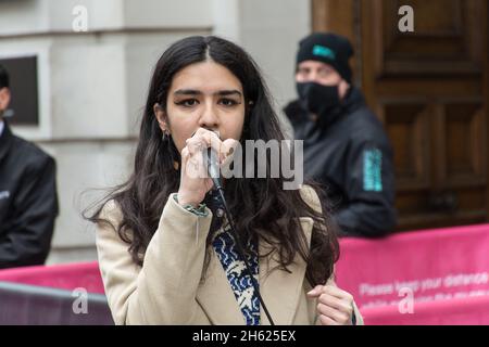 Londra, Regno Unito. 12 novembre 2021. 2021-11-12 Londra, Regno Unito. Gli attivisti climatici chiedono il boicottaggio del Museo della Scienza di Londra un triplice gioco a letto con Shell e Adani di fronte al Museo della Scienza di Londra. Anche la comunità indiana urlando alla corruzione di modi con una ditta indiana 'Adani' ha danneggiato il popolo indiano in India. Credit: Picture Capital/Alamy Live News Foto Stock