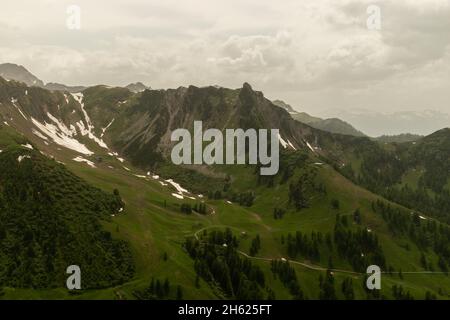 Sareis, Liechtenstein, 20 giugno 2021 Panorama della montagna in una giornata colma Foto Stock