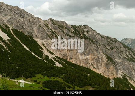 Sareis, Liechtenstein, 20 giugno 2021 Panorama della montagna in una giornata colma Foto Stock