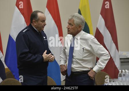 Comandante supremo alleato Europa il generale dell'aeronautica degli Stati Uniti Philip Breedlove, a sinistra, parla con il segretario della difesa Chuck Hagel durante un incontro dei ministri della difesa della NATO il 26 febbraio 2014 Foto Stock