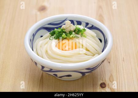 Kamatama Udon, tagliatelle di udon calde con uova crude e salsa di soia. Cucina giapponese Foto Stock