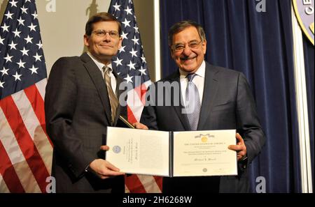 Il Segretario della Difesa Leon Panetta consegna un premio a Michael Morell, direttore della CIA, in visita finale alla CIA il 14 febbraio 2013. Foto Stock