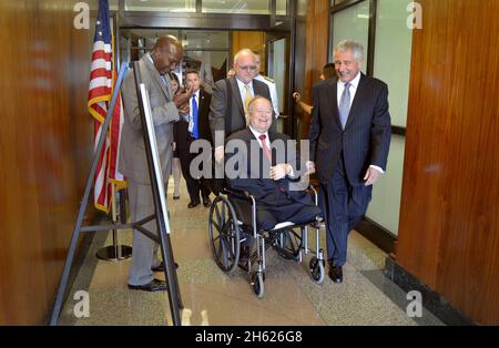 Segretario della Difesa Chuck Hagel, destra, E l'ex Sen. Max Cleland degli Stati Uniti, davanti al centro, condividono un momento leggero mentre si preparano a partecipare a un briefing dell'evento prima di consegnare commenti come parte di una cerimonia di riconoscimento nazionale POW/mia al River Parade Field al Pentagono di Arlington, Va., 19 settembre 2014. Foto Stock