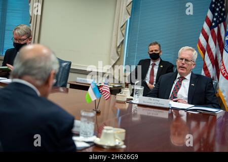 Reportage: Il segretario alla difesa Christopher C. Miller ospita il ministro degli Esteri uzbeko Abdulaziz Kamilov al Pentagono di Washington, D.C., novembre 19, 2020. Foto Stock