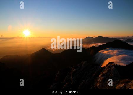 escursione fino alla cima del kampenwand (1669 m) a chiemgau, vista sul mare di nuvole, alpi chiemgau, vicino aschau, alta baviera, baviera, germania meridionale, germania Foto Stock