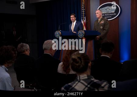 Reportage: Il Segretario della Difesa degli Stati Uniti Mark T. Esper e il presidente dei Capi congiunti del personale, Marine Corps Gen. Joe Duncd, tengono un briefing stampa al Pentagono, Washington, D.C., 20 settembre 2019. Foto Stock