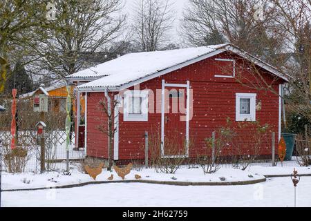 gazebo rosso nel giardino d'inverno con neve Foto Stock