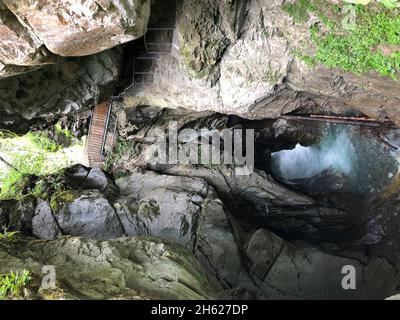 nel gilfenklamm nella valle di ridnaun,natura,montagne,acqua,alberi caduti,rampicanti,sterzing,alto adige,italia Foto Stock