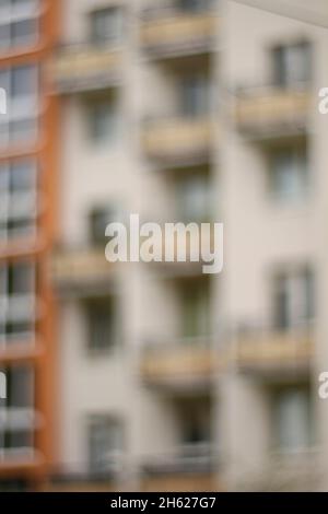 facciata di un alto edificio con balconi, sfocatura astratta Foto Stock