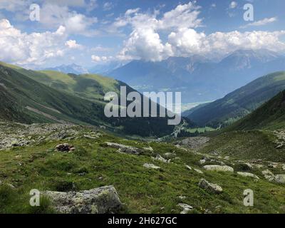 paesaggio sopra l'alm inzinger, vista sui monti karwendel e wetterstein, mitterkogel, rosskogel, alpi stubai, rifugio di caccia, seebach, prati, montagne, natura, inzing, tirolo, austria Foto Stock