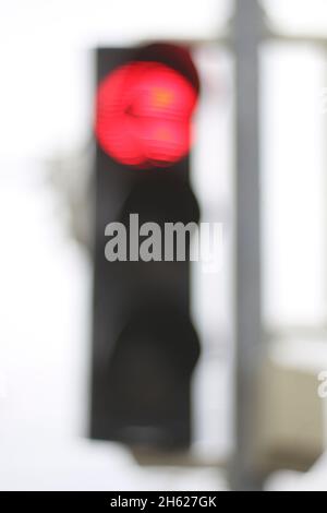 semafori con segnali a luci rosse, sfocatura astratta Foto Stock