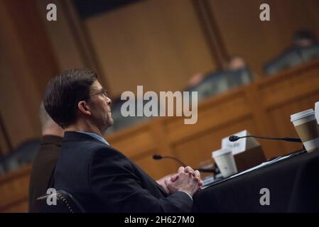 Reportage: Dr. Mark T. Esper, Segretario della Difesa e Presidente dei Capi congiunti del personale Esercito Gen. Mark A. Milley testimoniano la posizione di bilancio del Senato della Commissione dei servizi Armed sulla posizione del Dipartimento della Difesa in merito alla revisione della richiesta di autorizzazione della difesa fiscale 2021 e del programma di difesa per gli anni futuri, HART Senate Office Building, Washington, D.C., 4 marzo 2020. Foto Stock