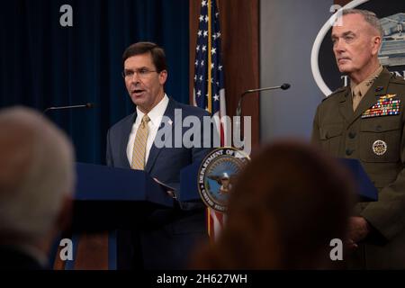 Reportage: Il Segretario della Difesa degli Stati Uniti Mark T. Esper e il presidente dei Capi congiunti del personale, Marine Corps Gen. Joe Duncd, tengono un briefing stampa al Pentagono, Washington, D.C., 20 settembre 2019. Foto Stock