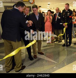 Reportage: Capo della Riserva dell'Esercito Lt. Gen. Jeffrey Talley (centro) taglia il nastro alla dedicazione della prima esposizione permanente della Riserva dell'Esercito al Pentagono, Arlington, Va., 21 aprile 2015. A lui si unisce la Silver Star Receiver Jeremy Church (a sinistra); Keith Maupin, il padre dello staff della Riserva dell'Esercito caduto Sgt. Keith Matthew Maupin (oscurato); e Silver Star Receiver ed ex Sgt. David Hutchinson. Foto Stock