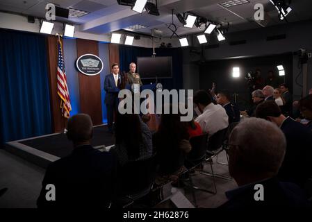 Reportage: Il Segretario della Difesa degli Stati Uniti Mark T. Esper e il presidente dei Capi congiunti del personale, Marine Corps Gen. Joe Duncd, tengono un briefing stampa al Pentagono, Washington, D.C., 20 settembre 2019. Foto Stock