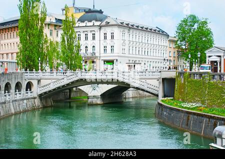 Il ponte in pietra Triplo (Tromostovje) che attraversa il fiume Lubiana, Lubiana, Slovenia Foto Stock