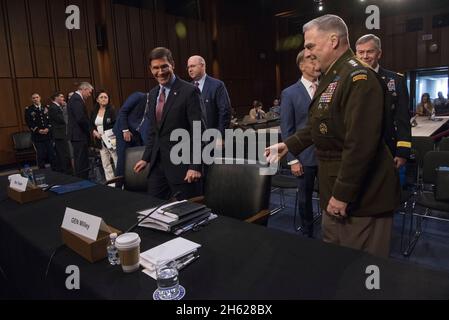 Reportage: Dr. Mark T. Esper, Segretario della Difesa e Presidente dei Capi congiunti del personale Esercito Gen. Mark A. Milley testimoniano la posizione di bilancio del Senato della Commissione dei servizi Armed sulla posizione del Dipartimento della Difesa in merito alla revisione della richiesta di autorizzazione della difesa fiscale 2021 e del programma di difesa per gli anni futuri, HART Senate Office Building, Washington, D.C., 4 marzo 2020. Foto Stock