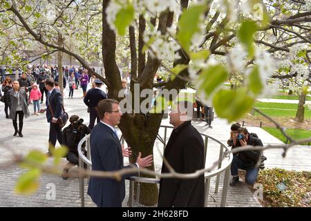 Il Segretario della Difesa Ash carter parla con il Presidente del Memorial 9/11 Joe Daniels sotto il 'Murvivor Tree' al Ground Zero di New York City, 27 aprile 2015. Foto Stock