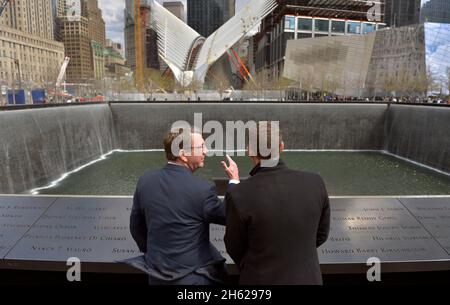 Il Segretario della Difesa Ash carter parla con il Presidente del Memorial 9/11 Joe Daniels mentre guardano al Memorial 9/11 a Ground Zero a New York City, 27 aprile 2015. Foto Stock